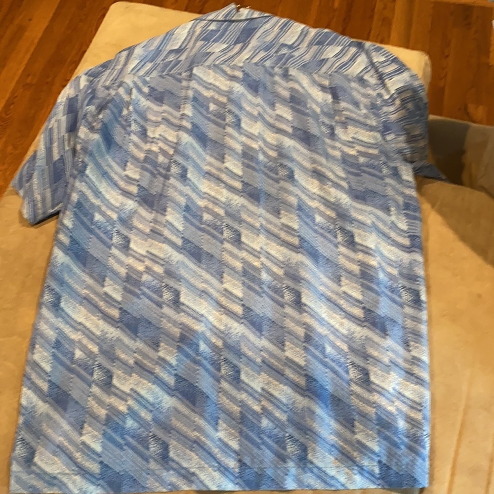 Tommy Bahama blue patterned silk shirt size large - Picture 2 of 2